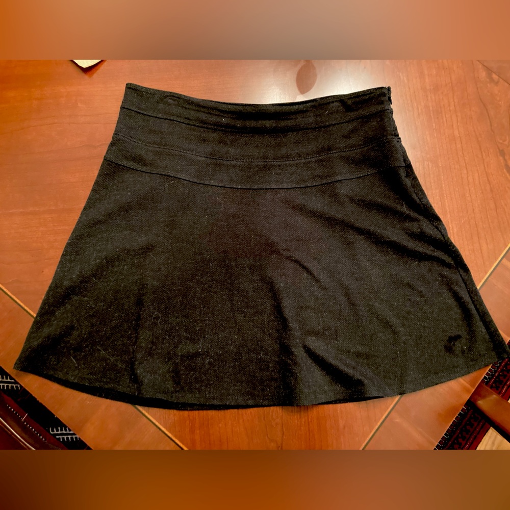 Athleta Black circle athletic or casual skirt with back zip pocket - Picture 1 of 6